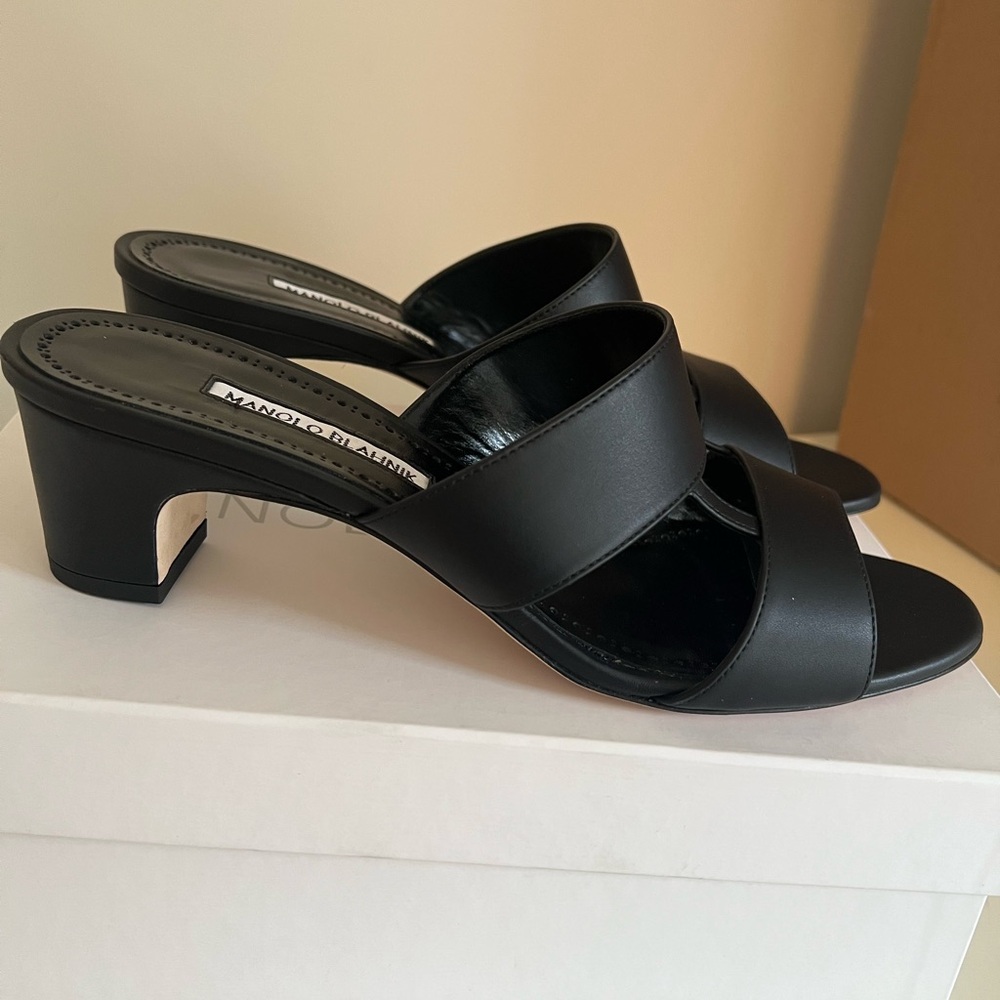 Manolo Blahnik perfect heel!! NWT